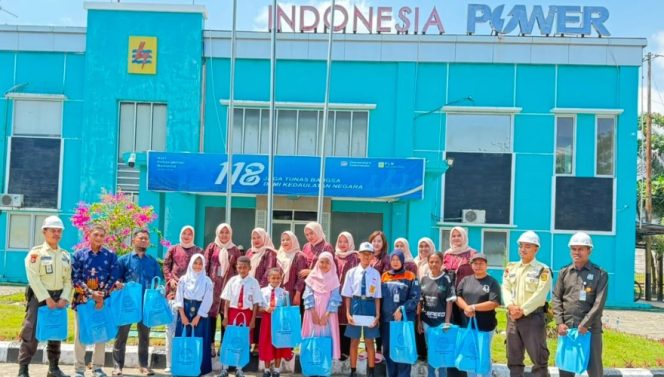
					Penerima beasiswa prestasi dari PIKK Cenderawasih - PLN IP UBP Holatekamp saat berfoto bersama. Foto: PLN IP UBP Holtekamp