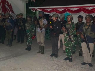 Aparat TNI Polri bersiaga di Tolikara. Foto: Pendam Cenderawasih
