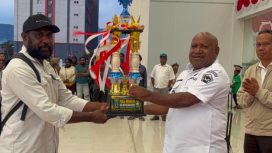Wakil Bupati Jayawijaya Ronny Elopere menerima Piala Gubernur Cup I  dari para atlet bersama jajaran pengurus Persatuan Tinju Amatir Indonesia (Pertina) Kabupaten Jayawijaya.
Foto : Kominfo Jayawijaya