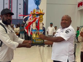 Wakil Bupati Jayawijaya Ronny Elopere menerima Piala Gubernur Cup I  dari para atlet bersama jajaran pengurus Persatuan Tinju Amatir Indonesia (Pertina) Kabupaten Jayawijaya.
Foto : Kominfo Jayawijaya