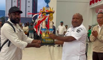 Wakil Bupati Jayawijaya Ronny Elopere menerima Piala Gubernur Cup I  dari para atlet bersama jajaran pengurus Persatuan Tinju Amatir Indonesia (Pertina) Kabupaten Jayawijaya.
Foto : Kominfo Jayawijaya