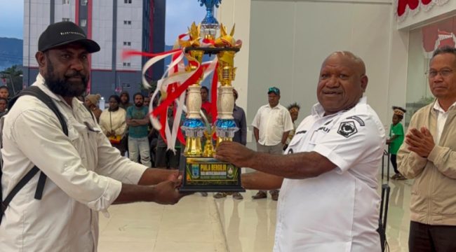 Wakil Bupati Jayawijaya Ronny Elopere menerima Piala Gubernur Cup I  dari para atlet bersama jajaran pengurus Persatuan Tinju Amatir Indonesia (Pertina) Kabupaten Jayawijaya.
Foto : Kominfo Jayawijaya