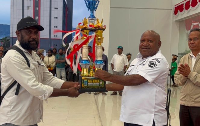 
					Wakil Bupati Jayawijaya Ronny Elopere menerima Piala Gubernur Cup I  dari para atlet bersama jajaran pengurus Persatuan Tinju Amatir Indonesia (Pertina) Kabupaten Jayawijaya.
Foto : Kominfo Jayawijaya