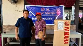Anggota DPR RI Komisi XIII dari Fraksi NasDem, Tonny Tesar, menyerahkan bantuan satu unit motor laut berkapasitas 15 PK kepada SD YPK Noak Aibondeni, Kabupaten Kepulauan Yapen,  Foto: Ainun Faathirjal)/KabafrPapua.co