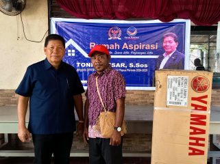 Anggota DPR RI Komisi XIII dari Fraksi NasDem, Tonny Tesar, menyerahkan bantuan satu unit motor laut berkapasitas 15 PK kepada SD YPK Noak Aibondeni, Kabupaten Kepulauan Yapen,  Foto: Ainun Faathirjal)/KabafrPapua.co