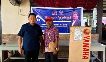 Anggota DPR RI Komisi XIII dari Fraksi NasDem, Tonny Tesar, menyerahkan bantuan satu unit motor laut berkapasitas 15 PK kepada SD YPK Noak Aibondeni, Kabupaten Kepulauan Yapen,  Foto: Ainun Faathirjal)/KabafrPapua.co
