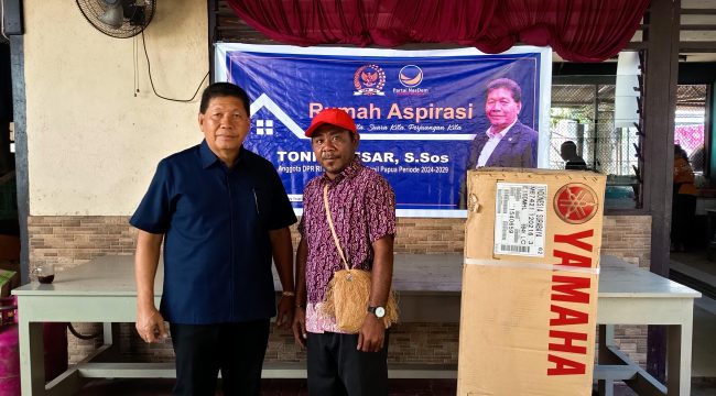 Anggota DPR RI Komisi XIII dari Fraksi NasDem, Tonny Tesar, menyerahkan bantuan satu unit motor laut berkapasitas 15 PK kepada SD YPK Noak Aibondeni, Kabupaten Kepulauan Yapen,  Foto: Ainun Faathirjal)/KabafrPapua.co