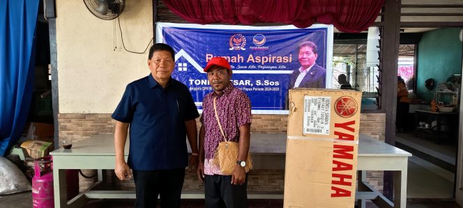 
					Anggota DPR RI Komisi XIII dari Fraksi NasDem, Tonny Tesar, menyerahkan bantuan satu unit motor laut berkapasitas 15 PK kepada SD YPK Noak Aibondeni, Kabupaten Kepulauan Yapen,  Foto: Ainun Faathirjal)/KabafrPapua.co