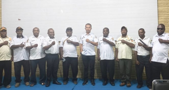 
					ASN asal Dogiyai yang bertugas di lingkungan Pemprov Papua Tengah berfoto bersama usai menggelar rakor. (Foto dok: IST) 