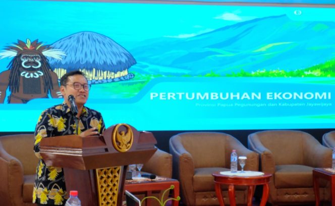 
					Kepala Perwakilan Bank Indonesia Provinsi Papua, Warsono saat membuka kegiatan HLM dan Capacity Building TPID di Grand Baliem Hotel, Wamena, Papua Pegunungan. (Foto dok: BI Papua)