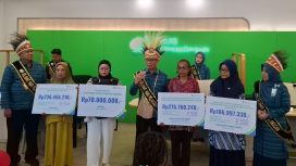 Penyerahan klaim jaminan sosial kepada para ahli waris peserta BPJS Ketenagakerjaan. Foto: Imelda/KabarPapua.co