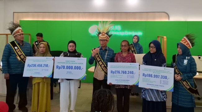 Penyerahan klaim jaminan sosial kepada para ahli waris peserta BPJS Ketenagakerjaan. Foto: Imelda/KabarPapua.co