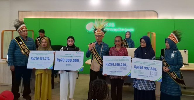 
					Penyerahan klaim jaminan sosial kepada para ahli waris peserta BPJS Ketenagakerjaan. Foto: Imelda/KabarPapua.co