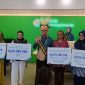 Penyerahan klaim jaminan sosial kepada para ahli waris peserta BPJS Ketenagakerjaan. Foto: Imelda/KabarPapua.co