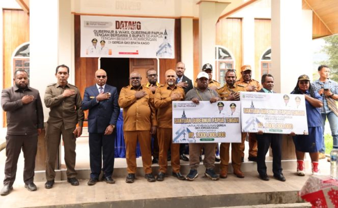 
					Gubernur Meki Nawipa serahkan bantuan untuk mendukung percepatan pembangunan dua rumah ibadah GKII di Kabupaten Puncak. (Foto dok: papuatengahprov.go.id)