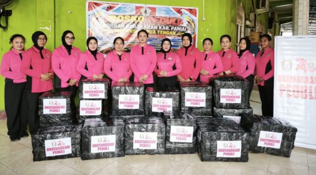 Ketua Bhayangkari Daerah Polda Papua Tengah bersama pengurus menyerahkan bantuan. (Foto dok: IST)