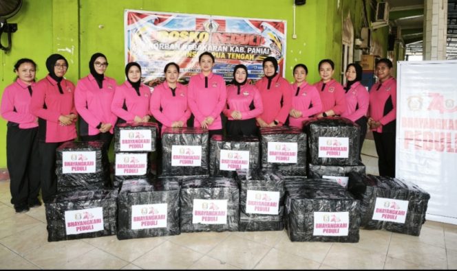 
					Ketua Bhayangkari Daerah Polda Papua Tengah bersama pengurus menyerahkan bantuan. (Foto dok: IST)