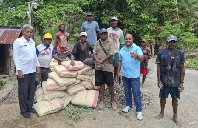 
					Penyaluran semen bantuan anggota DPR RI Tonny Tesar di lokasi pembangunan BUMKamp Kabuena. (KabarPapua.co/Ainun Faathirjal)