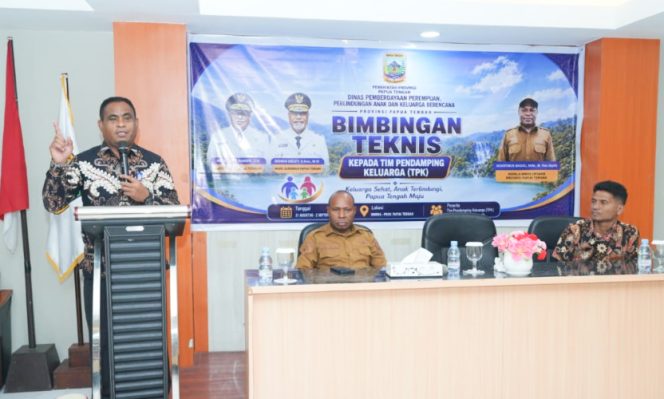 
					DP3AKB Provinsi Papua Tengah resmi membuka kegiatan Bimbingan Teknis (Bimtek) Tim Pendamping Keluarga (TPK). (Foto dok: IST) 
