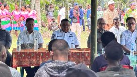 Bupati Kepulauan Yapen Benyamin Arisoy saat berdialog dengan masyarakat dan pemilik hak ulayat di Kampung Woda, Distrik Raimbawi. (Foto dok: Humas Pemkab Kepulauan Yapen) 