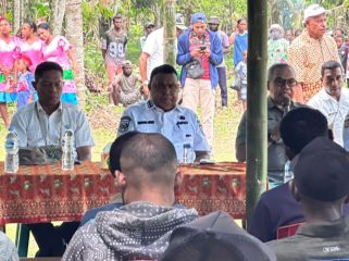 Bupati Kepulauan Yapen Benyamin Arisoy saat berdialog dengan masyarakat dan pemilik hak ulayat di Kampung Woda, Distrik Raimbawi. (Foto dok: Humas Pemkab Kepulauan Yapen) 
