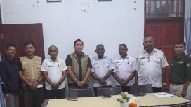 Pimpinan Cabang BULOG Serui Syarif Jati bersama jajaran foto bersama perwakilan Pemkab Waropen usai penyaluran Bantuan Pangan Beras untuk masyarakat di Kabupaten  Waropen. (Foto dok: IST)