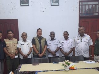 Pimpinan Cabang BULOG Serui Syarif Jati bersama jajaran foto bersama perwakilan Pemkab Waropen usai penyaluran Bantuan Pangan Beras untuk masyarakat di Kabupaten  Waropen. (Foto dok: IST)