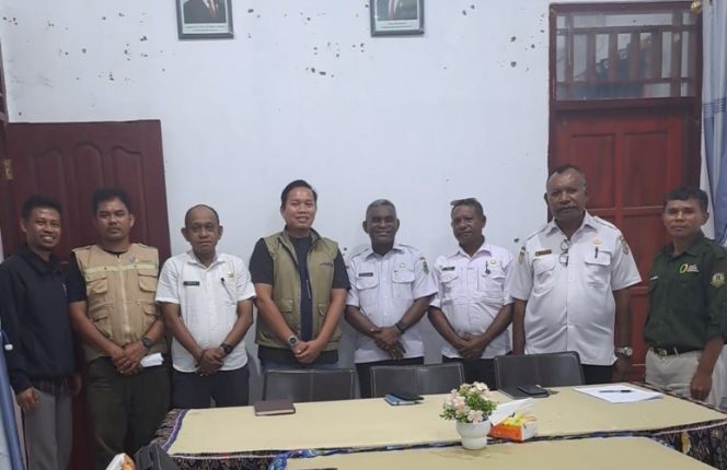 
					Pimpinan Cabang BULOG Serui Syarif Jati bersama jajaran foto bersama perwakilan Pemkab Waropen usai penyaluran Bantuan Pangan Beras untuk masyarakat di Kabupaten  Waropen. (Foto dok: IST)
