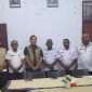 Pimpinan Cabang BULOG Serui Syarif Jati bersama jajaran foto bersama perwakilan Pemkab Waropen usai penyaluran Bantuan Pangan Beras untuk masyarakat di Kabupaten  Waropen. (Foto dok: IST)