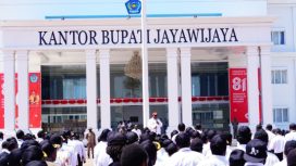 Bupati Jayawijaya Atenius Murip pimpin apel CPNS di depan Kantor Bupati Jayawijaya. (Foto dok: Kominfo Jayawijaya)
