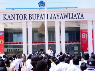 Bupati Jayawijaya Atenius Murip pimpin apel CPNS di depan Kantor Bupati Jayawijaya. (Foto dok: Kominfo Jayawijaya)
