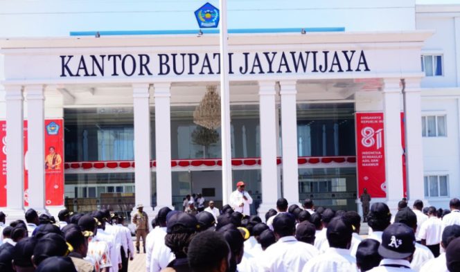 
					Bupati Jayawijaya Atenius Murip pimpin apel CPNS di depan Kantor Bupati Jayawijaya. (Foto dok: Kominfo Jayawijaya)
