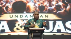 Bupati Jayawijaya, Atenius Murip saat memberikan sambutannya pada Doa dan Puasa Massal se-Tanah Papua. (Foto dok: Kominfo Jayawijaya)