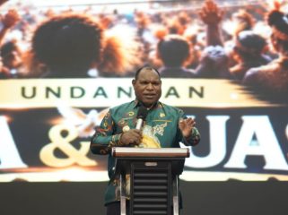 Bupati Jayawijaya, Atenius Murip saat memberikan sambutannya pada Doa dan Puasa Massal se-Tanah Papua. (Foto dok: Kominfo Jayawijaya)
