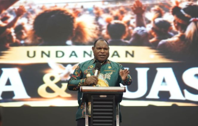 
					Bupati Jayawijaya, Atenius Murip saat memberikan sambutannya pada Doa dan Puasa Massal se-Tanah Papua. (Foto dok: Kominfo Jayawijaya)