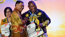 Menteri Koordinator Bidang Politik dan Keamanan (Menko Polkam) Djamari Chaniago, saat memberikan penghargaan kepada Bupati Jayawijaya Atenius Murip dalam Apresiasi Pemerintah Daerah Berprestasi. (Foto dok: Istimewa)