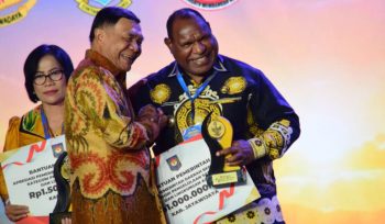 Menteri Koordinator Bidang Politik dan Keamanan (Menko Polkam) Djamari Chaniago, saat memberikan penghargaan kepada Bupati Jayawijaya Atenius Murip dalam Apresiasi Pemerintah Daerah Berprestasi. (Foto dok: Istimewa)