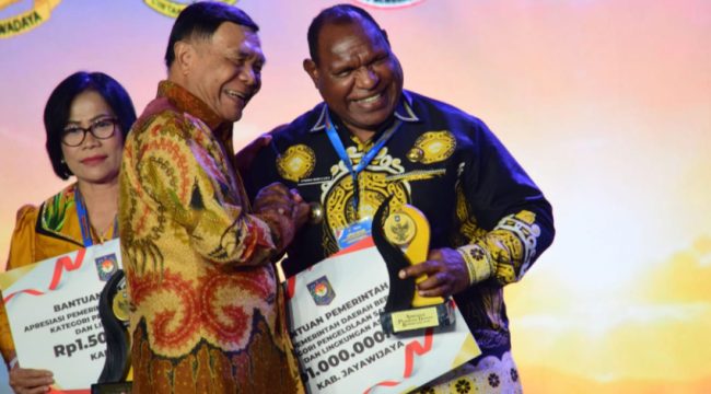 Menteri Koordinator Bidang Politik dan Keamanan (Menko Polkam) Djamari Chaniago, saat memberikan penghargaan kepada Bupati Jayawijaya Atenius Murip dalam Apresiasi Pemerintah Daerah Berprestasi. (Foto dok: Istimewa)
