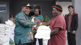 Bupati Jayawijaya, Atenius Murip saat menyalurkan bantuan beras yang diberikan secara simbolis di Distrik Wamena Kota. (Foto dok: Media Bupati Jayawijaya)
