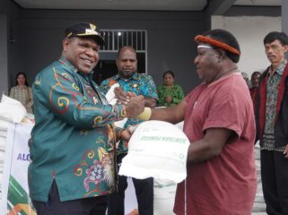 Bupati Jayawijaya, Atenius Murip saat menyalurkan bantuan beras yang diberikan secara simbolis di Distrik Wamena Kota. (Foto dok: Media Bupati Jayawijaya)