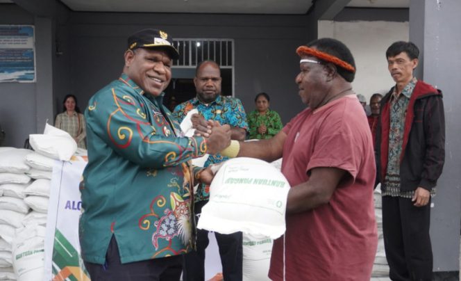 
					Bupati Jayawijaya, Atenius Murip saat menyalurkan bantuan beras yang diberikan secara simbolis di Distrik Wamena Kota. (Foto dok: Media Bupati Jayawijaya)