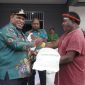 Bupati Jayawijaya, Atenius Murip saat menyalurkan bantuan beras yang diberikan secara simbolis di Distrik Wamena Kota. (Foto dok: Media Bupati Jayawijaya)