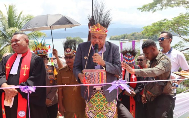 
					Bupati Kepulauan Yapen Benyamin Arisoy bersama Wakil Bupati Kepulauan Yapen Roi Palunga menghadiri peresmian rangkaian perayaan 100 tahun Pekabaran Injil di Rondepi, Distrik Kepulauan Ambai. (Foto dok: IST)
