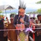 Bupati Kepulauan Yapen Benyamin Arisoy bersama Wakil Bupati Kepulauan Yapen Roi Palunga menghadiri peresmian rangkaian perayaan 100 tahun Pekabaran Injil di Rondepi, Distrik Kepulauan Ambai. (Foto dok: IST)
