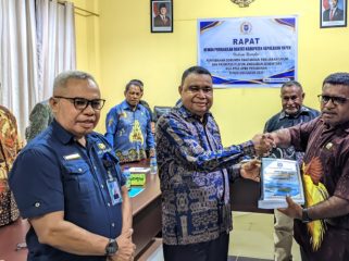 Saat Bupati Kepulauan Yapen Benyamin Arisoy menyerahkan materi KUA dan PPAS APBD Perubahan TA 2026 kepada DPRK Kepulauan Yapen. (Foto dok: IST)