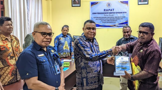 Saat Bupati Kepulauan Yapen Benyamin Arisoy menyerahkan materi KUA dan PPAS APBD Perubahan TA 2026 kepada DPRK Kepulauan Yapen. (Foto dok: IST)