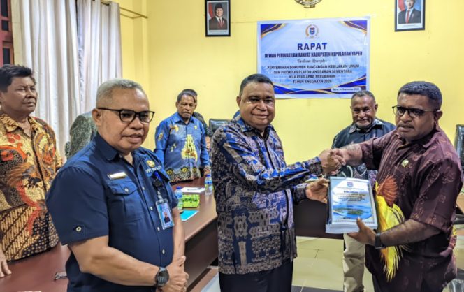 
					Saat Bupati Kepulauan Yapen Benyamin Arisoy menyerahkan materi KUA dan PPAS APBD Perubahan TA 2026 kepada DPRK Kepulauan Yapen. (Foto dok: IST)