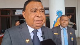 Bupati Kepulauan Yapen, Benyamin Arisoy saat ditemui wartawan. (KabarPapua.co/Ainun Faathirjal)