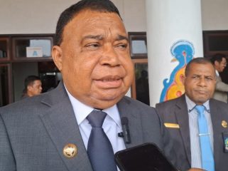 Bupati Kepulauan Yapen, Benyamin Arisoy saat ditemui wartawan. (KabarPapua.co/Ainun Faathirjal)