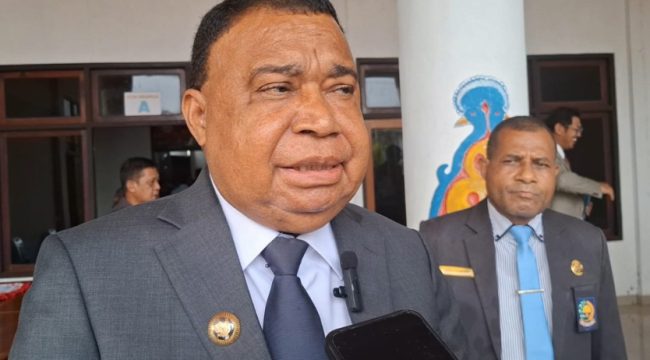 Bupati Kepulauan Yapen, Benyamin Arisoy saat ditemui wartawan. (KabarPapua.co/Ainun Faathirjal)